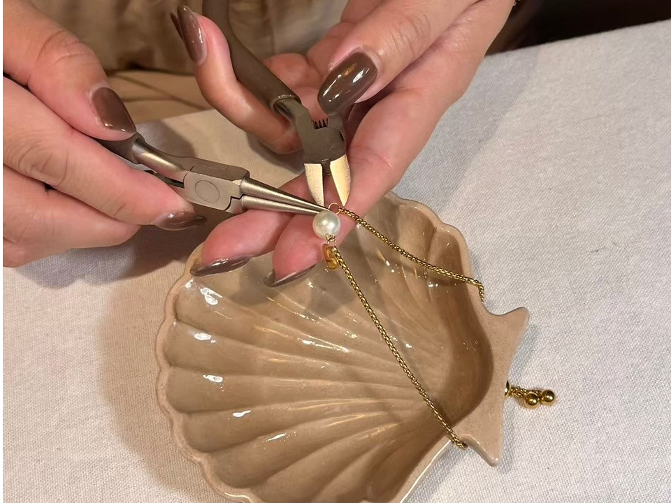 取り出した真珠が目の前でお気に入りのアクセサリーに仕上がっていく様子も楽しみのひとつ。