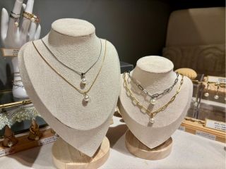 【人気!シンプルネックレス】 どんなシーンにも馴染む一粒タイプのネックレス。年齢を問わず、長く愛されるデザインで人気です。