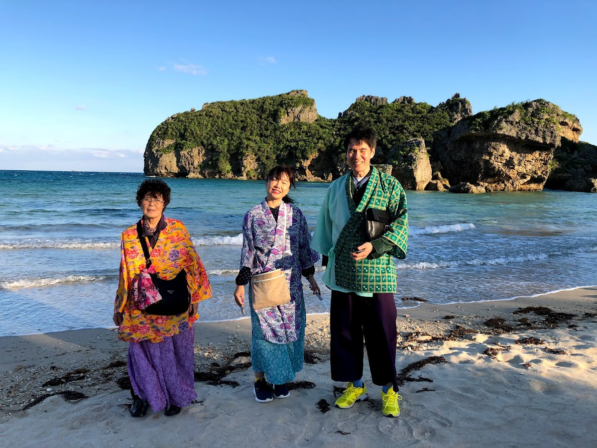 琉装を着て島をめぐり(浜比嘉島)