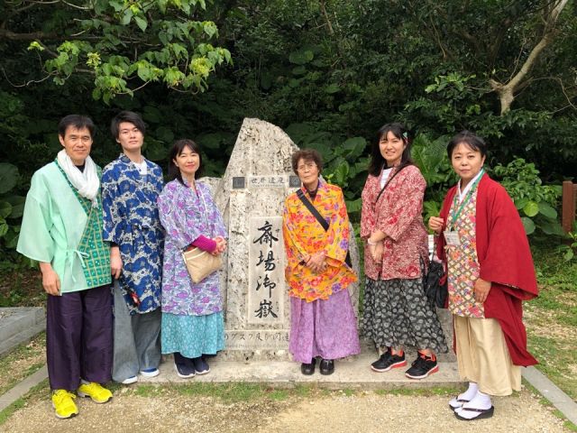 【斎場御嶽(せーふぁうたき)】琉球王国時代、女官や神人(かみんちゅ)の礼服は「胴衣(どぅじん)」でした。琉装を着て、琉球の祈りの文化を体験しよう!