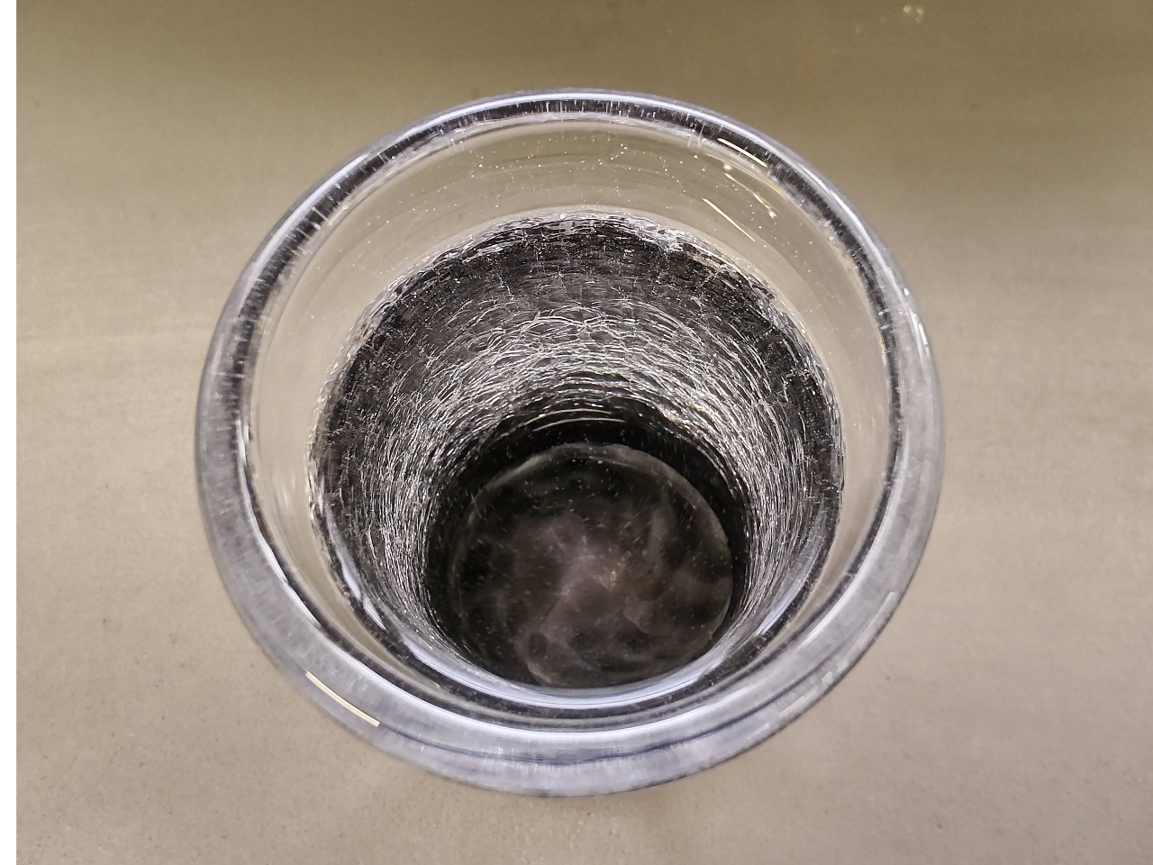 グラスの中から見るアイスクラック