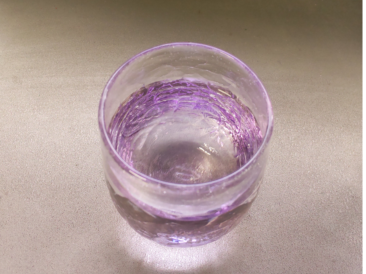 水の中から浮き上がって見えるアイスクラック