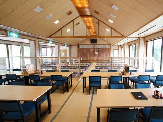 大広間の窓からは松之山の大自然を眺める事ができます。 温泉に入った後は、家族やお友達とおしゃべりしながら楽しい一日をお過ごしください。