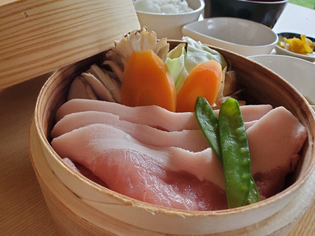 温泉の蒸気で蒸し上げる県内産じゃばみポーク(数量限定)
