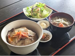 温泉熱で調理、仕込みから3日間かけた湯上がりチャーシュー丼