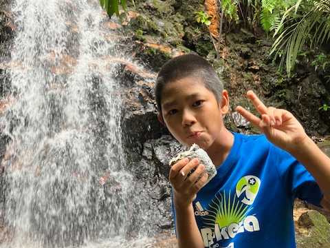 滝をバッグにおにぎり!最高〜