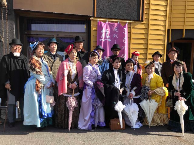 明治 大正時代にタイムスリップ 洋装 で街を散策 まるで映画の世界 ハイカラ な思い出作り 時代衣裳 熊代屋 本店 じゃらん遊び体験 明治 大正時代にタイムスリップ 洋装 で街を散策 まるで映画の世界 ハイカラ な思い出作り 時代衣裳 熊代屋 本店 じゃらん遊び体験