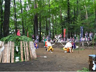 塩原温泉川崎大師厄除不動尊年祭。山頂で行われる式典は、厳かな聖なる空気で満たされています。