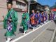 きらびやかな衣装を纏った僧侶達や参拝者とともにと目的地まで練り歩き、山の中腹まで登ります。