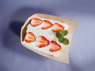 大きないちごとたっぷりクリームをサンド♪