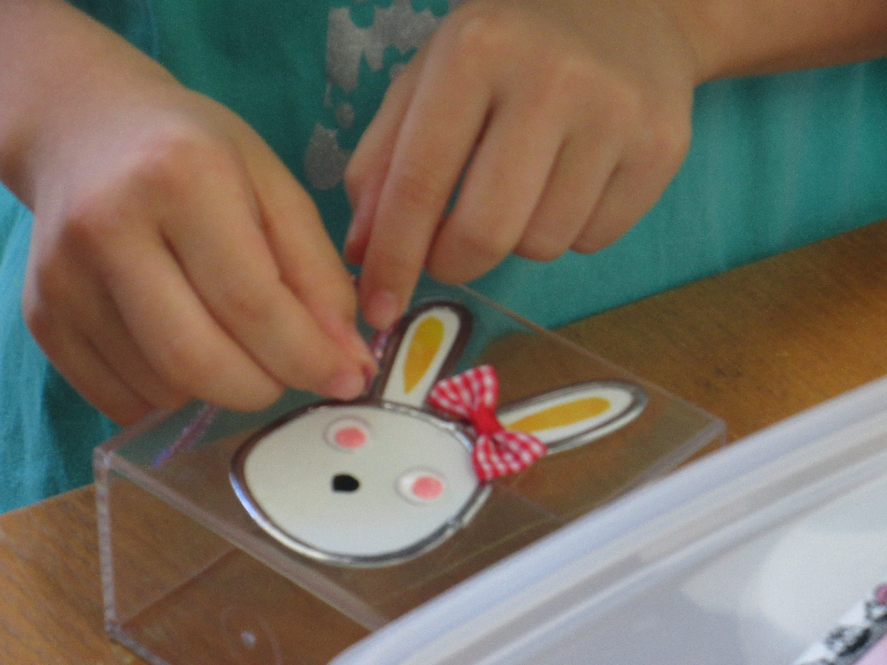 グラスアートの手法を使って、えんぴつ立てを作ります。