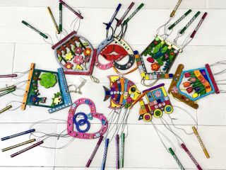 木製板に好きな色を塗り、荷重のためのタイルを貼る、可愛いキラキラシールを貼ってから風鈴棒を取り付けたら完成です