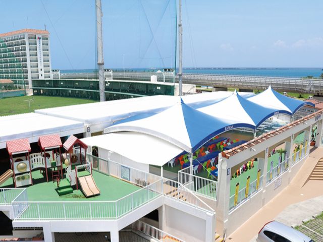 大型テントで快適BBQ! 雨の日でも大丈夫! 晴れた日の直射日光もさえぎり、安心! キッズ広場で子どもたちも楽しく遊べます!