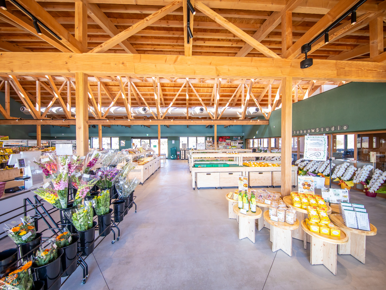 �����������΂��āA�n����؂̔̔�����n�̌����ł��铹�̉w�O���[���t�@�[���َR�ցI