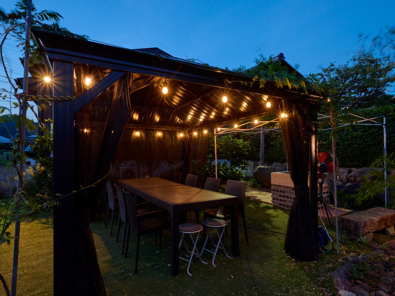 小雨ならBBQがサンシェルターの中で楽しめます♪ 防虫ネットが少々の横雨も防いでくれます♪