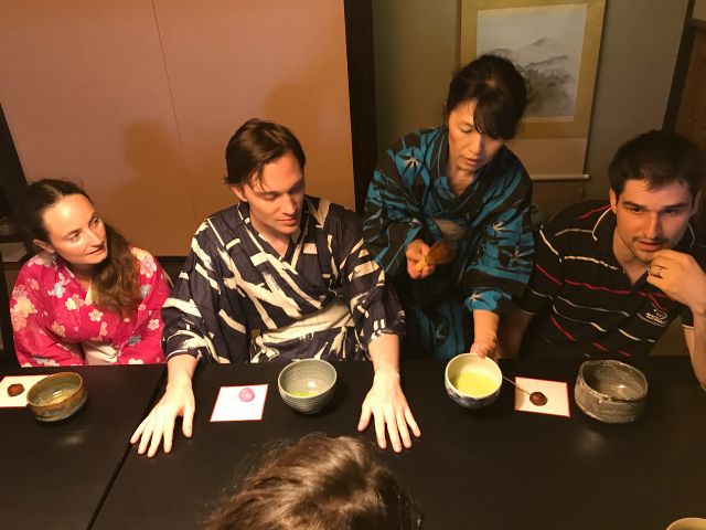 抹茶体験の丁寧なレクチャー♪