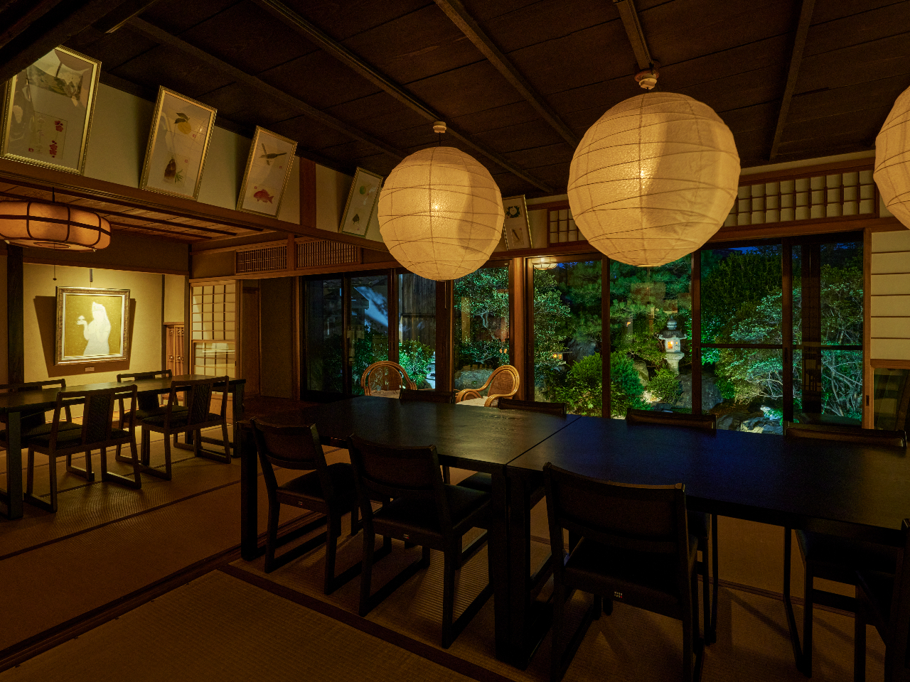 日本画と日本庭園を眺めながら日本料理をご堪能下さい。