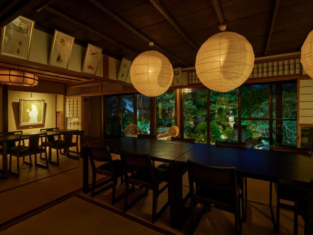 日本画と日本庭園を眺めながら日本料理をご堪能下さい。