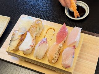 Making nigiri sushi with a shaping mold 成形型を使って楽しむ、にぎり寿司体験