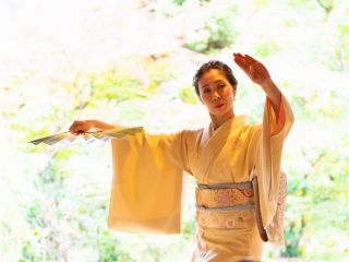日本庭園を望む古民家で日本舞踊を体感Experience elegant Japanese dance in a serene Kyoto townhouse.