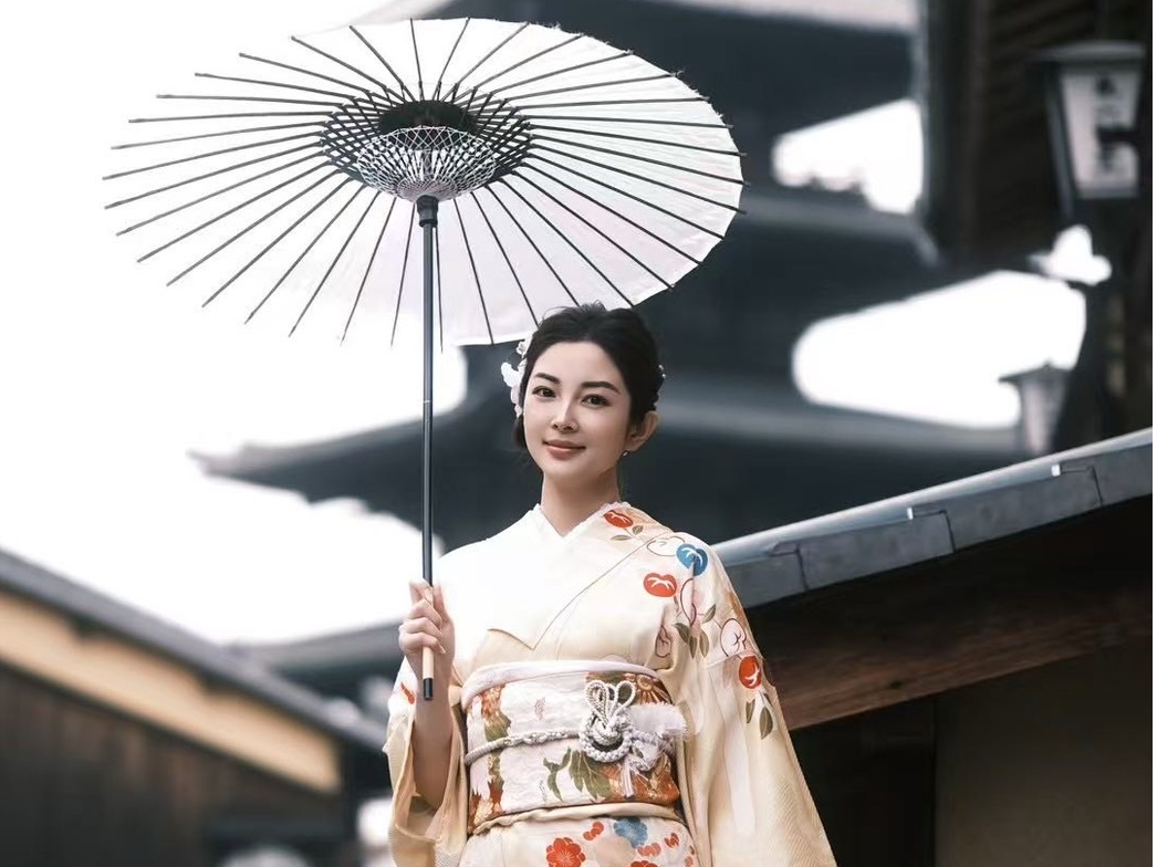 ��̌����󂯁A�����̏��삪�Â��Ɍ�肩����B Kyoto�fs beauty speaks softly to the heart.