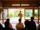 庭に溶ける日本舞踊の舞、古民家の静寂。 A kimono dance in the garden, serene Kyoto.