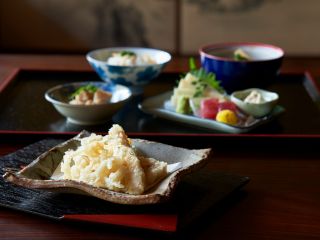Gentle dashi highlighting seasonal flavors 澄んだお出汁と旬の滋味を静かに味わう一皿