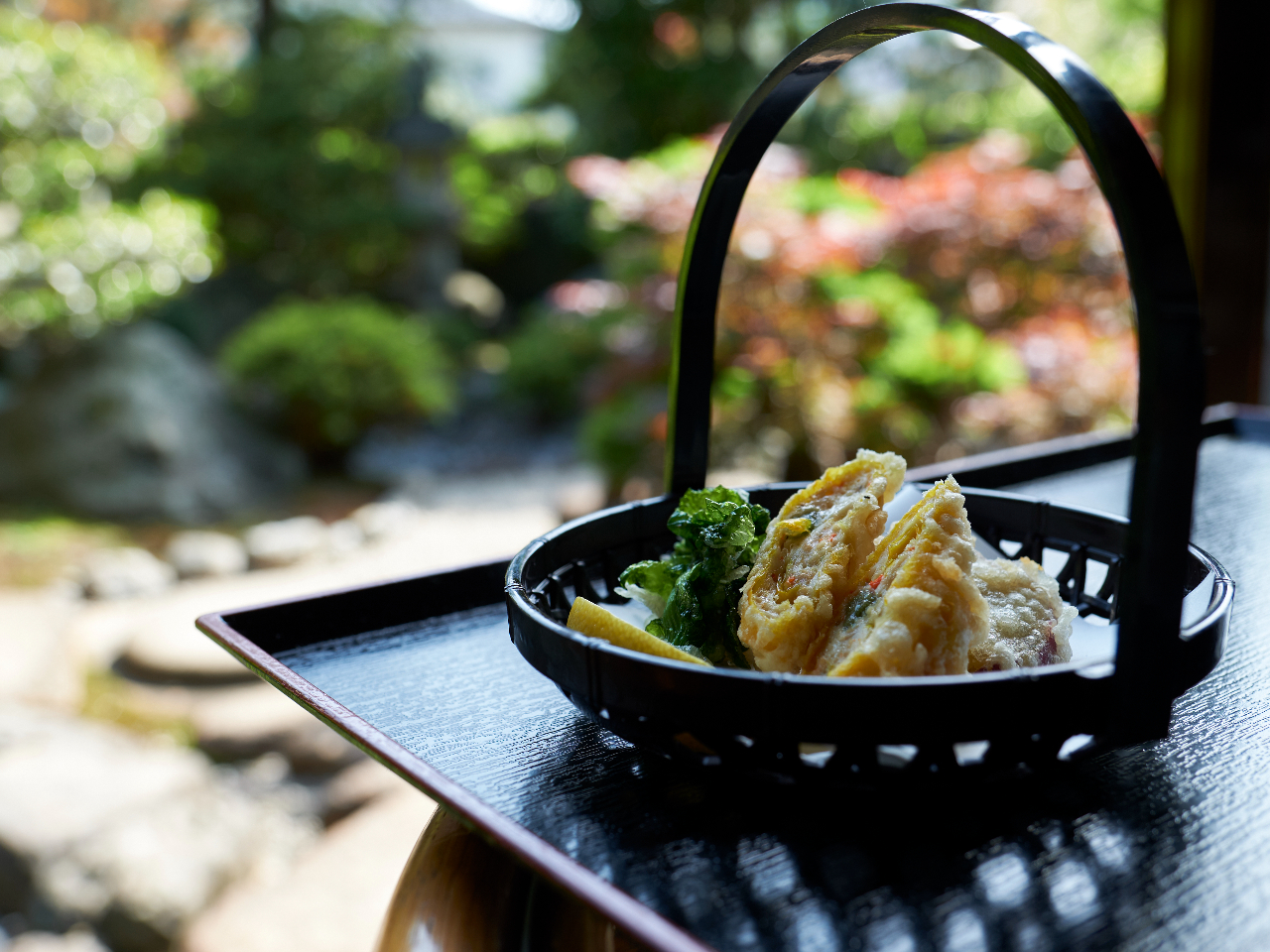  Lightly fried seasonal tempura, crisp and aromatic�@�y�₩�ɗg�����{�̓V�n�����A����Ǝ|�݂Ŋy����