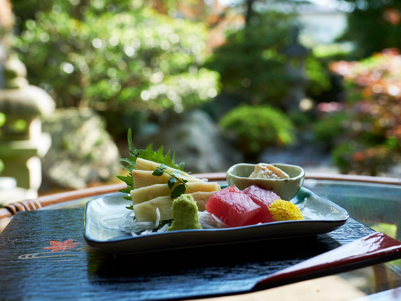 Fresh sashimi, pure and refined in taste�@�N�x�𐶂������h�g���A�Â��ɖ��키�ЂƎM