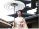 庭の光を受け、着物の所作が静かに語りかける。 Kyoto’s beauty speaks softly to the heart.