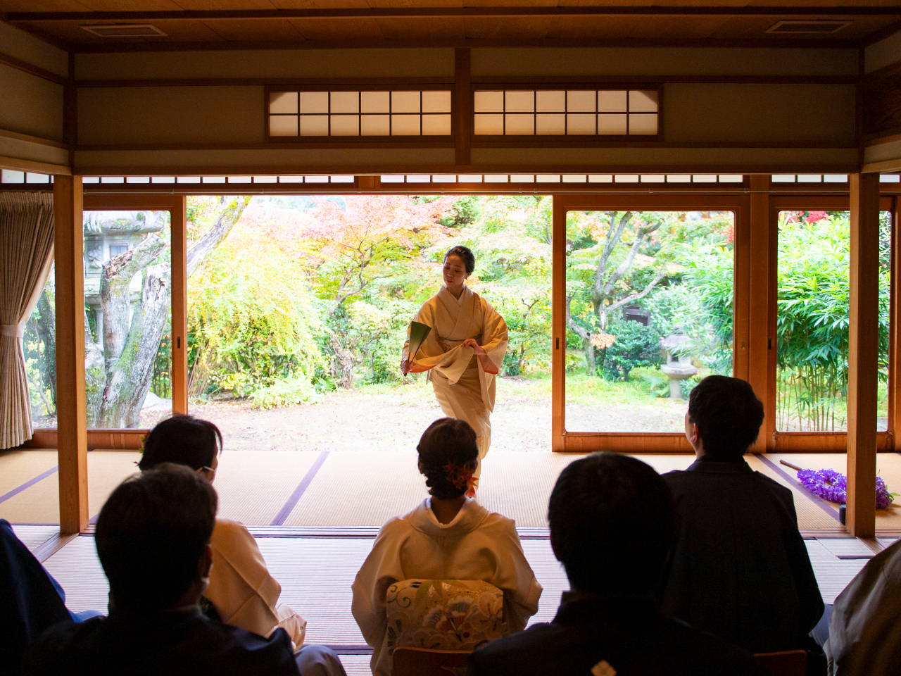 ��ɗn������{���x�̕��A�Ö��Ƃ̐Î�B A kimono dance in the garden, serene Kyoto.