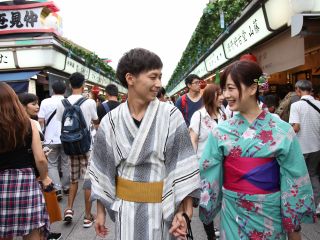 @浅草寺仲見世通り 浅草に沢山ある着物レンタルも利用すればさらに映え写真が撮れます^^