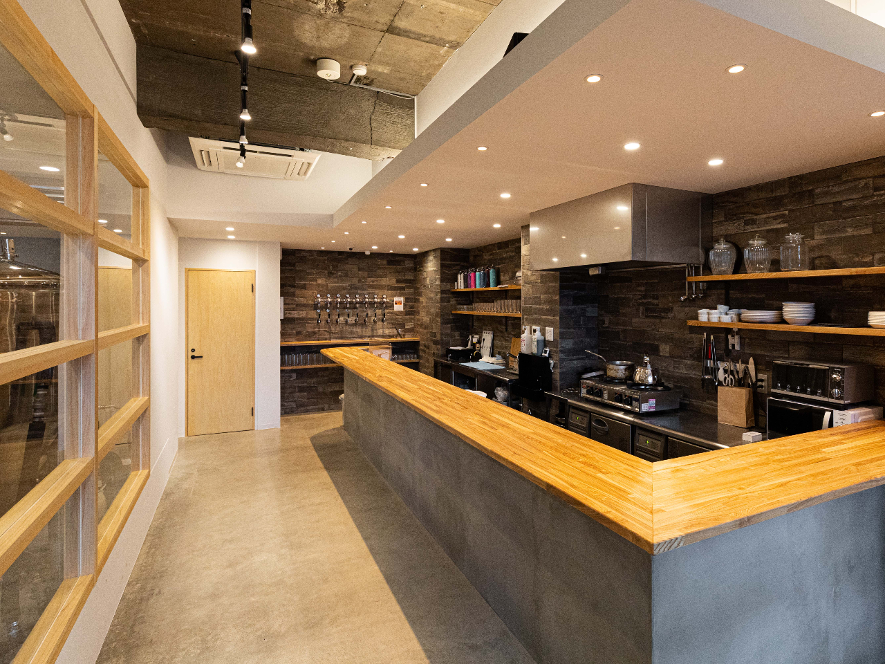 工場を見ながら飲むビールは格別♪