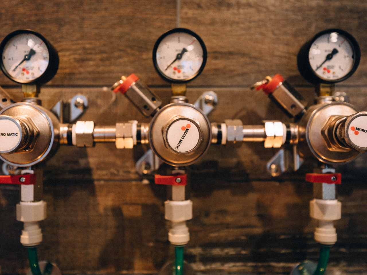 発酵タンクや醸造設備を間近に見ながら、わかりやすく丁寧に解説します♪