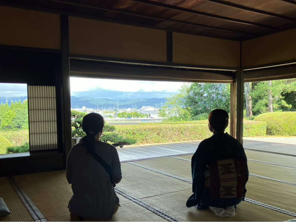 石州設計の枯山水と借景庭園は国名勝・国史跡と指定され、大和平野を一望できます。