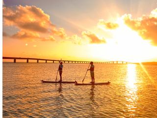 SUPで感動の夕日を満喫!宮古島の絶景の海の水平線に沈む夕日は言葉を失うほどの美しさです。