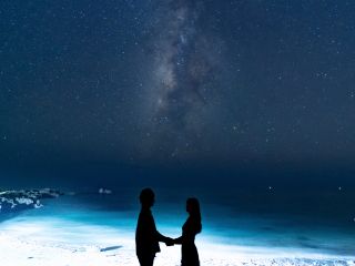 宮古島の満天の星空と天の川に包まれた感動の一枚。