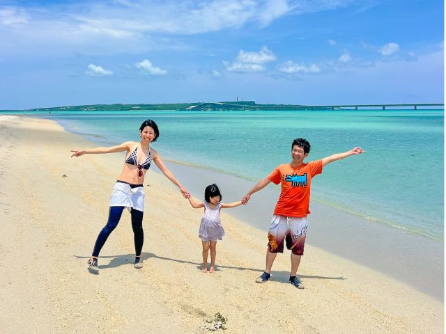 宮古島の中でも特に美しいビーチとして知られるユニの浜は、その透明度の高い海と白い砂浜が特徴です。