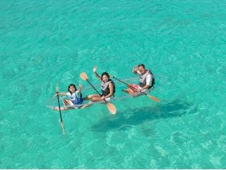 人気のクリアカヤックで宮古島の海をクルージング!透明度抜群の宮古島の海!カヤックの上から珊瑚礁やトロピカルフィッシュを眺めながらの至福の時間。