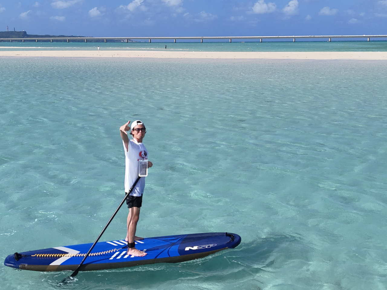 ĩGhO[̊CɈ͂܂ꂽj̕lI