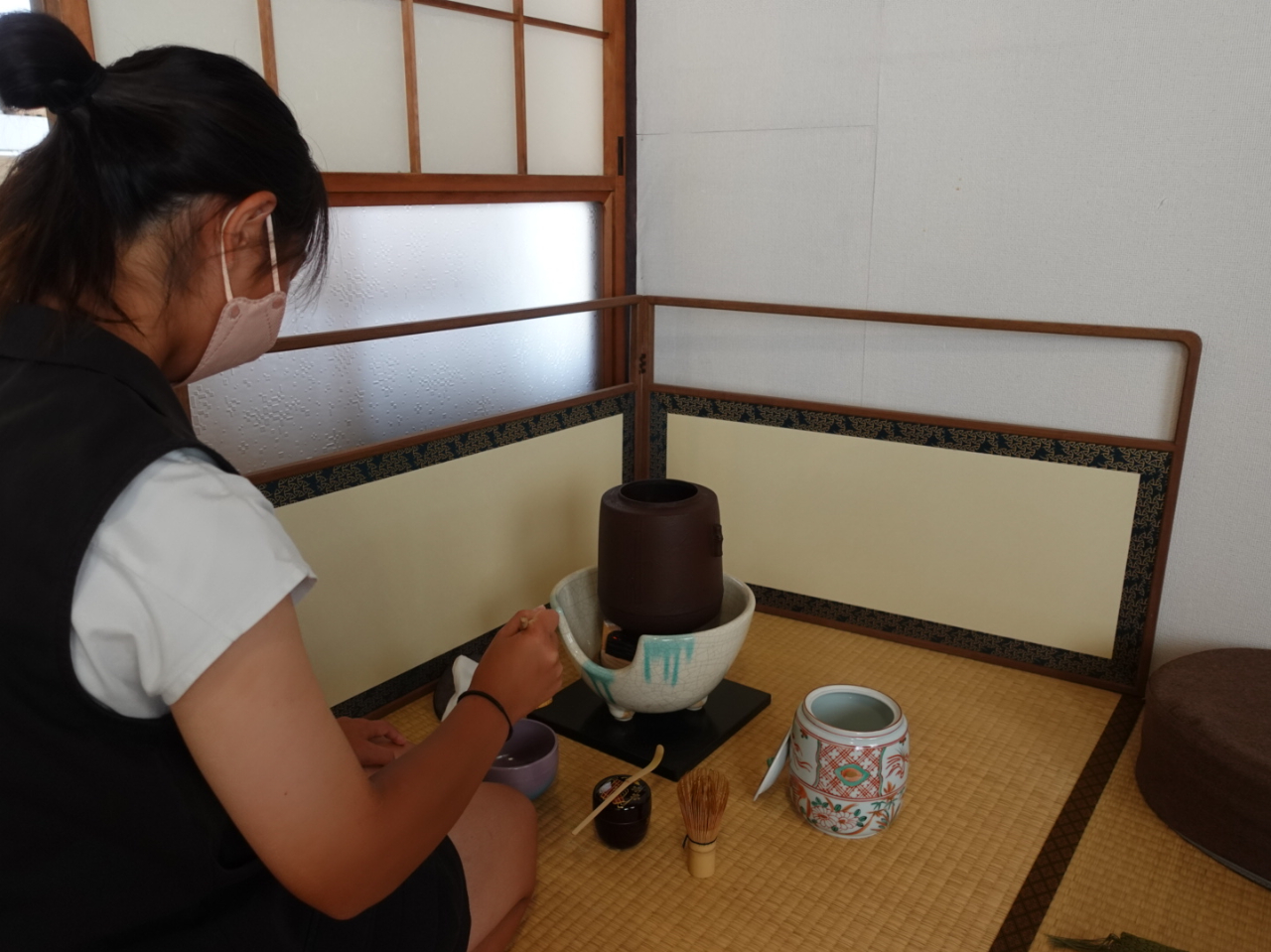 かんばやしの御抹茶を使用し抹茶を自分でたてて頂きます。陶器は、萩焼を使用しています。