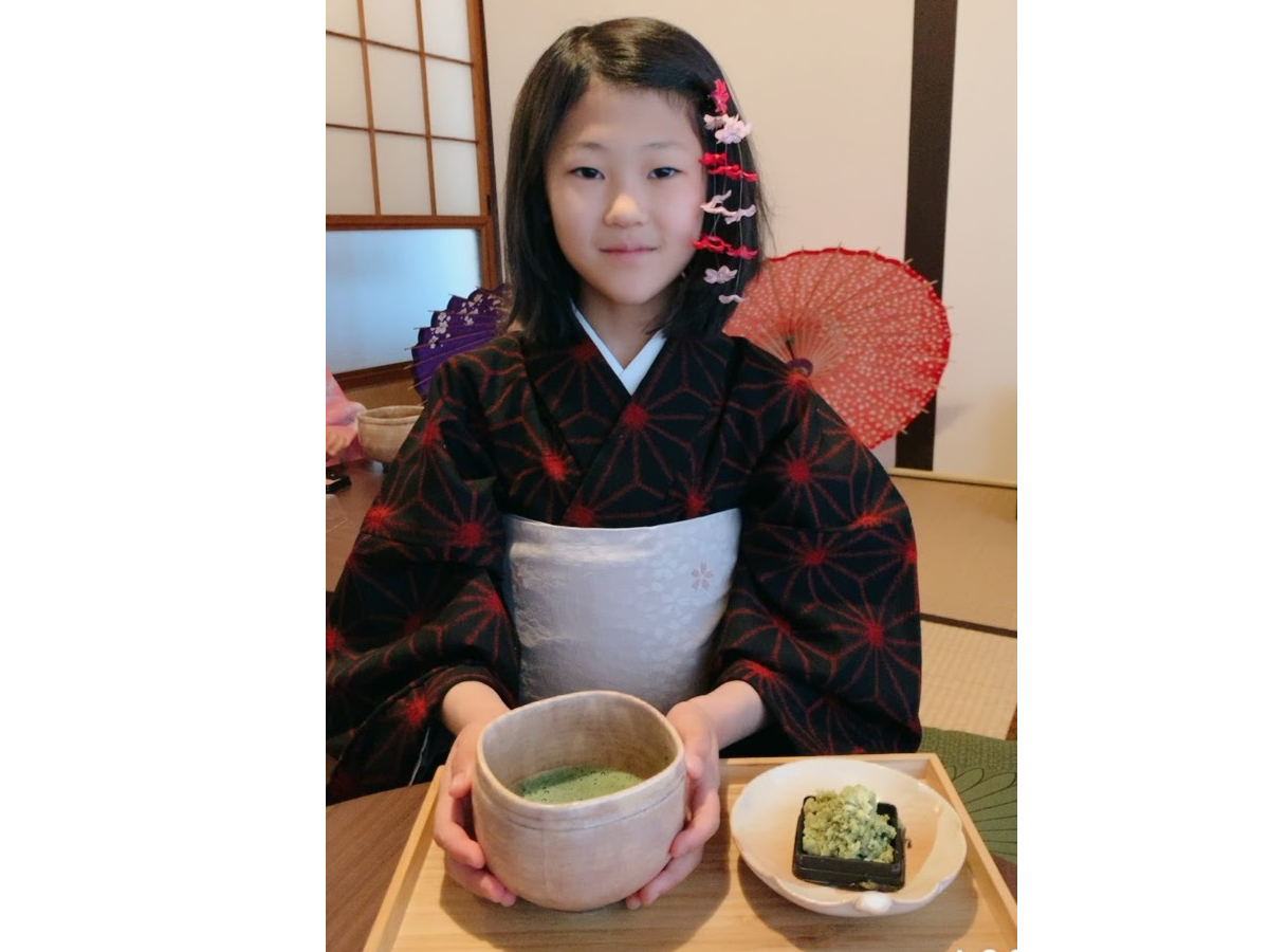 お子様の体験も可能です。着物は、sサイズ〜LLサイズまで用意していますが、お子様サイズと男性着物の数は少ないため、お子様と男性は事前にお問合せください。