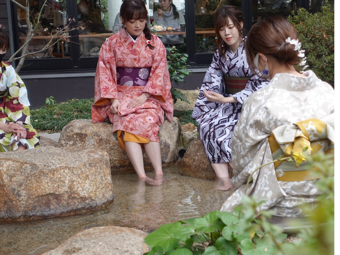 着物で撮影されてみませんか?湯田温泉には、素敵な撮影スポットがたくさんあります。近くに足湯もありますよ