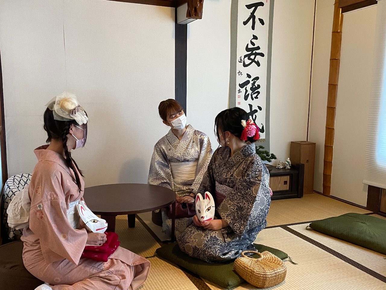 天候の悪い日は、カフェにてゆっくりされる事もできます。スタジオもありますので、オプションで撮影も可能です。自分で撮影される方は、追加料金は必要ありません。