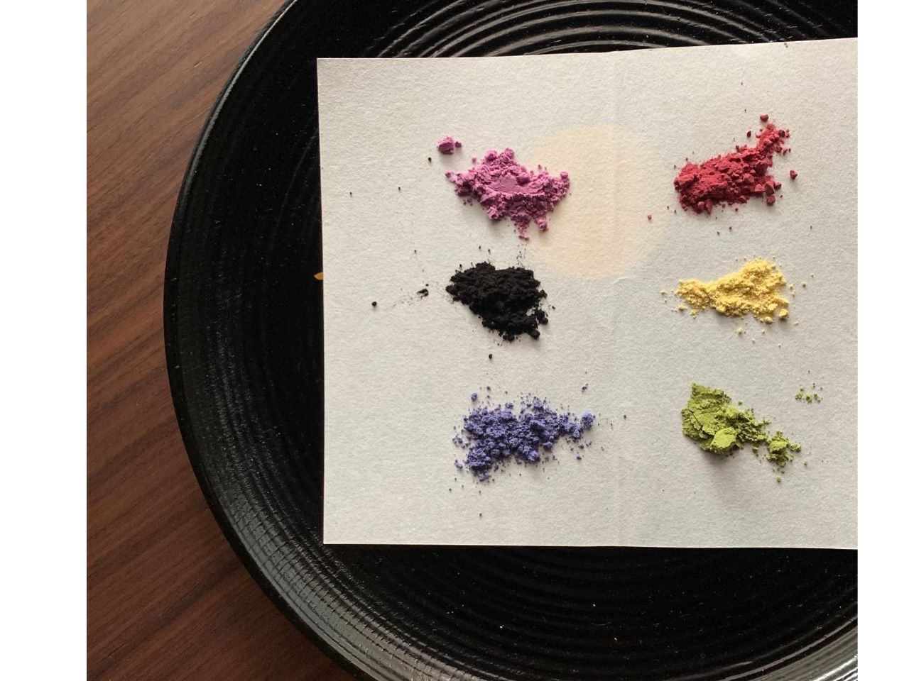 ��؂�ʕ����璊�o�����p�E�_�[�ŐF�t�����s���܂��B���F���͎g�p���Ă���܂���B