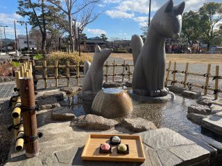 湯田温泉には、6カ所の無料足湯があります。足湯に入りながら和菓子をお楽しみ頂けます