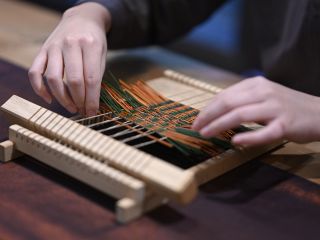 全10種超のカラーい草からお好みの色を選んで小さな機織り機でコースター作りをいただく、伝統文化を味わうプチ職人体験♪日常に彩りを添える1枚を作りませんか?