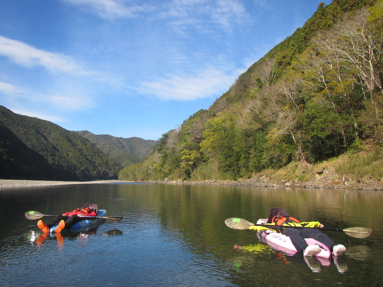 川の流れに身をまかせ水上で寝転がる。 カヌー経験者の方も初めての感覚と人気です。