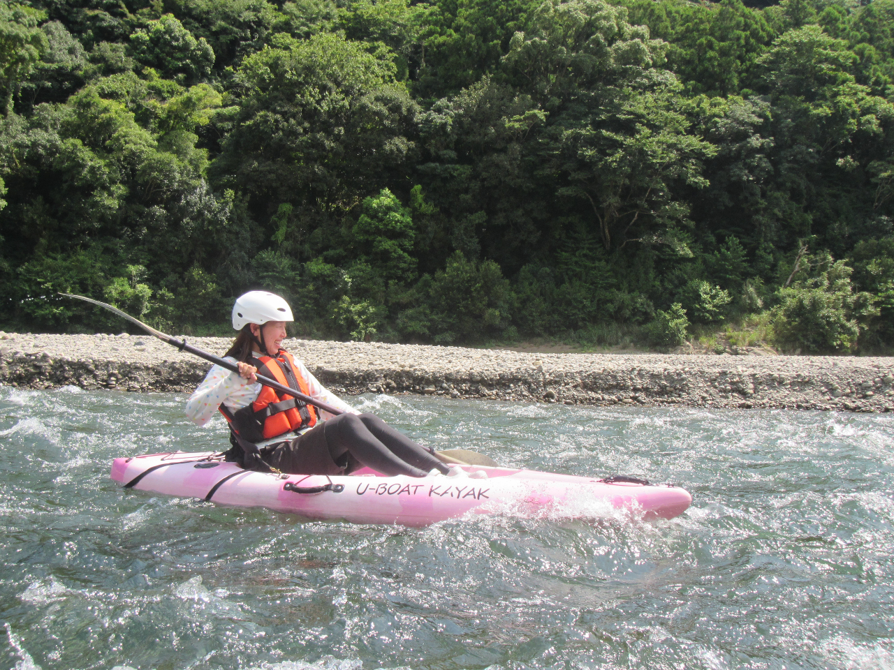 上流まで漕ぎあがれた方は波でも遊べます。