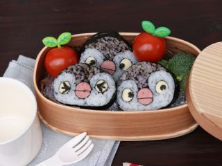 【人気のペンギン図柄】弁当箱、野菜等はついておりません。寿司4カットを簡易パックに入れてお持ち帰り、又はその場でご試食いただく事も出来ます。